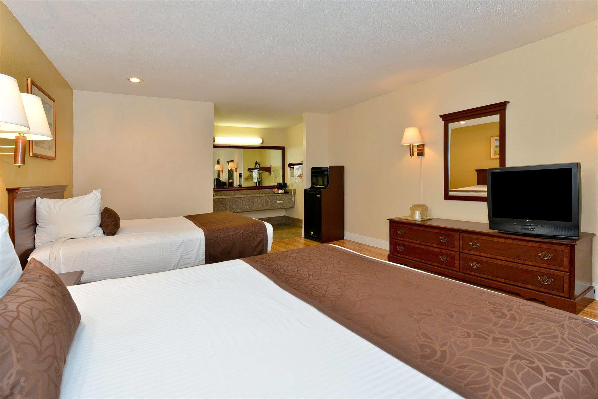 Hotel Red Roof Plus+ 3*